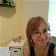 Docente di psicologia impartisce lezioni a studenti di scienze umane